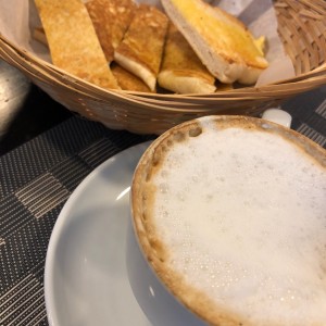 Capuccino con pan de la casa