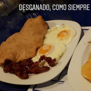 Hojaldre con huevos y tocino