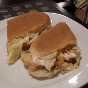 Emparedado de pollo con mozzarella