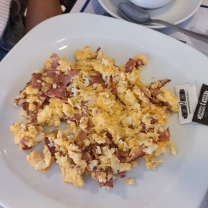 Huevos revueltos con tocino