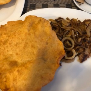 bistec encebollado con hojaldre