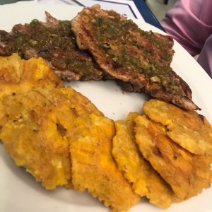 chuletas del menu ejecutivo con patacones