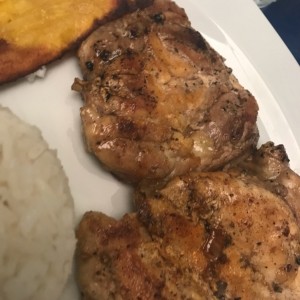 menu ejecutivo pollo deshuesado con arroz y tajada 