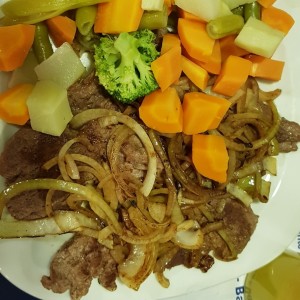 bistec encebollado