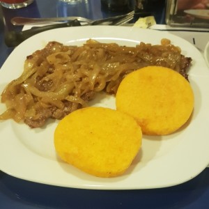 bistec con cebolla