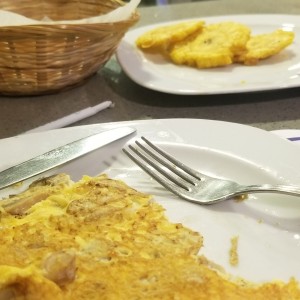 omelette con hongos y patacones 