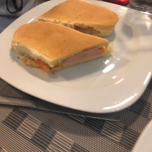 Emparedado de jamon con queso amarillo