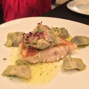 Corvina con alcachofas