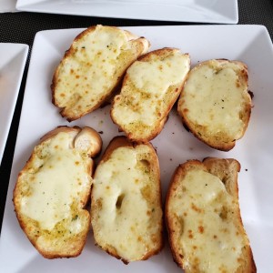 Garlic bread wuth mozzarela