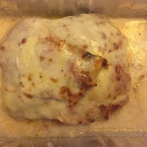 Lasagna de pollo en salsa blanca y gratinada.