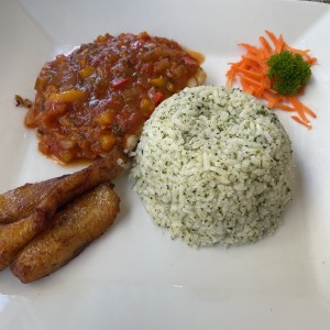 Corvina a la criollo con arroz y tajadas