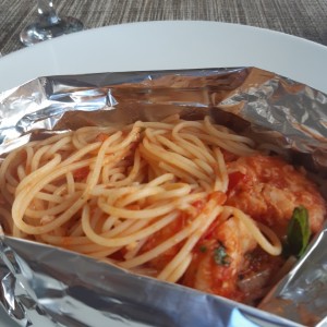 spaghetti con camarones en cartucho