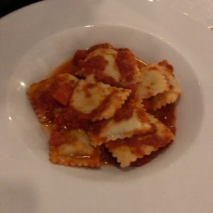 tortellini de carne, salsa pomodoro