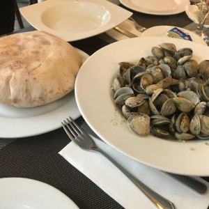 almejas al ajillo con pan pita