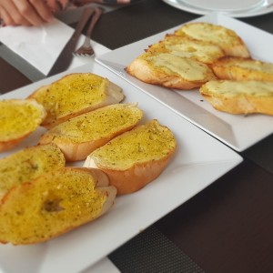 pan con ajo / ajo y mozzarela