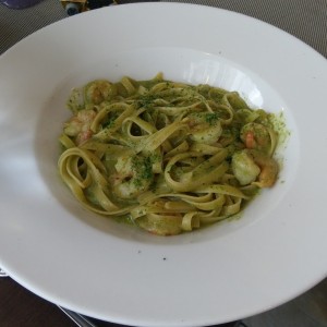 Farfale al Pesto con Langostinos