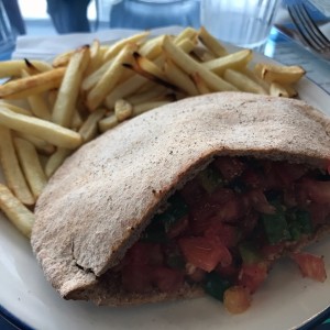 Gyro de pollo en pan pita de la casa ??