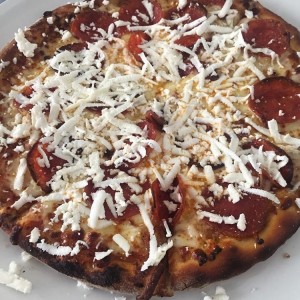 pizza de pepperoni con feta al salir