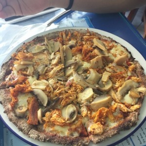 pizza de pollo en pan integral con extra de hongos