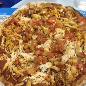 pizza de pollo con extra de tomates frescos