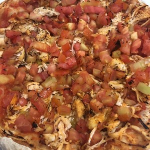 pizza de pollo con tomate
