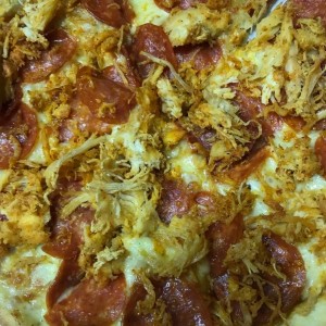 Pizza de peperonni con pollo