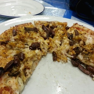 Pizza de pollo con aceitunas griegas