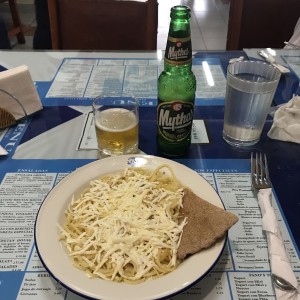 Spaquettini al olio con ajo y queso feta y parmesano y cerveza mythos