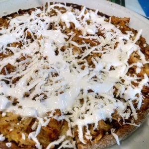 Pizza de pollo con queso feta y tzatziki