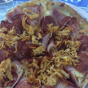 pizza de jamon, pollo y pepperoni 