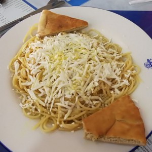 Espagueti al Oglio con queso feta