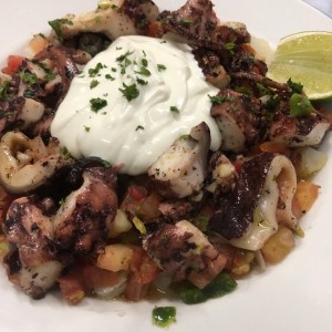 pulpo con vegetales y satziki