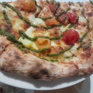 pizza con tomates y pesto