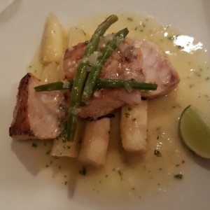 Corvina con yuca al mojo