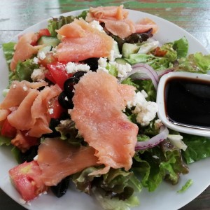 ensalada griega de salmon