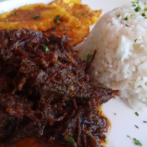 Lomo negro con arroz blanco y patacones