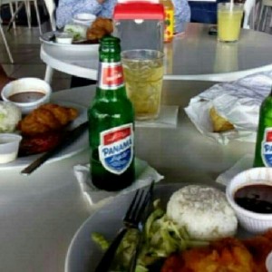 filete de pescado frujoles arroz ensalada y una cerveza panama