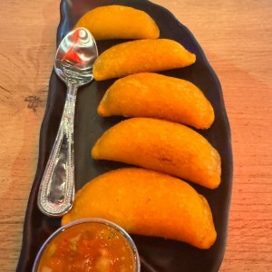 APERITIVOS - EMPANADAS COLOMBIANAS