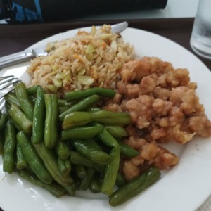 plato de soya, arroz con vegetales y habichuelas