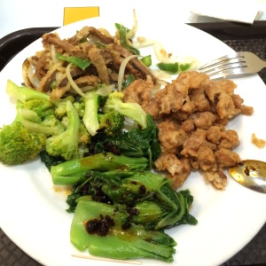 Broccoli, hojas de mostaza, soya agridulce y seitan encebollado. 