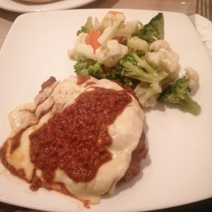 Carnes - Filete Parmigiana con vegetales hervidos. 