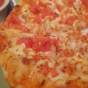 pizza mediana de Pollo con tomates