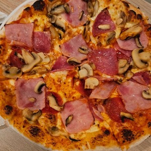 Pizza de salami, jamón y hongos