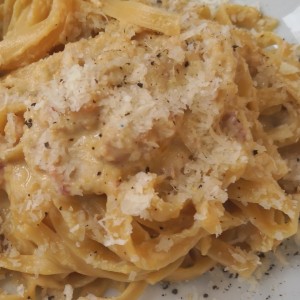 fetuccini en salsa blanca queso parmesano