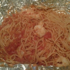 spaghetti con langostino en salsa roja