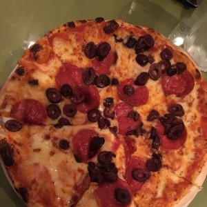 pizza de peperoni con aceitunas negras