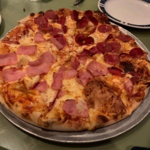 pizza mitad peperoni mitad jamon