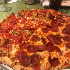 Pizza de tomate y peperoni