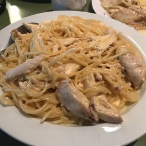 espagueti con pollo en salsa alfredo