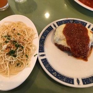 Chuleta a la Parmegiana con spaghetti al olio